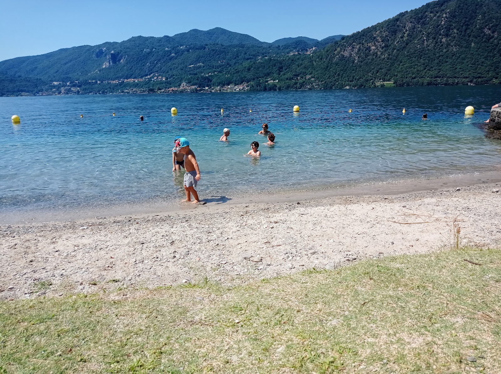 Spiaggia libera'in fotoğrafı düz bir kıyı şeridi ile birlikte
