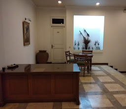OYO 1452 Hotel Utari photo