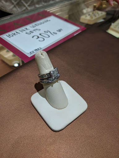 Jewelry Store «L E Smith Family Jewelers», reviews and photos, 9501 Collinsville Rd, Collinsville, IL 62234, USA