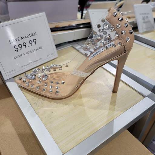 Shoe Store «DSW Designer Shoe Warehouse», reviews and photos, 4039 Richmond Rd, Warrensville Heights, OH 44122, USA