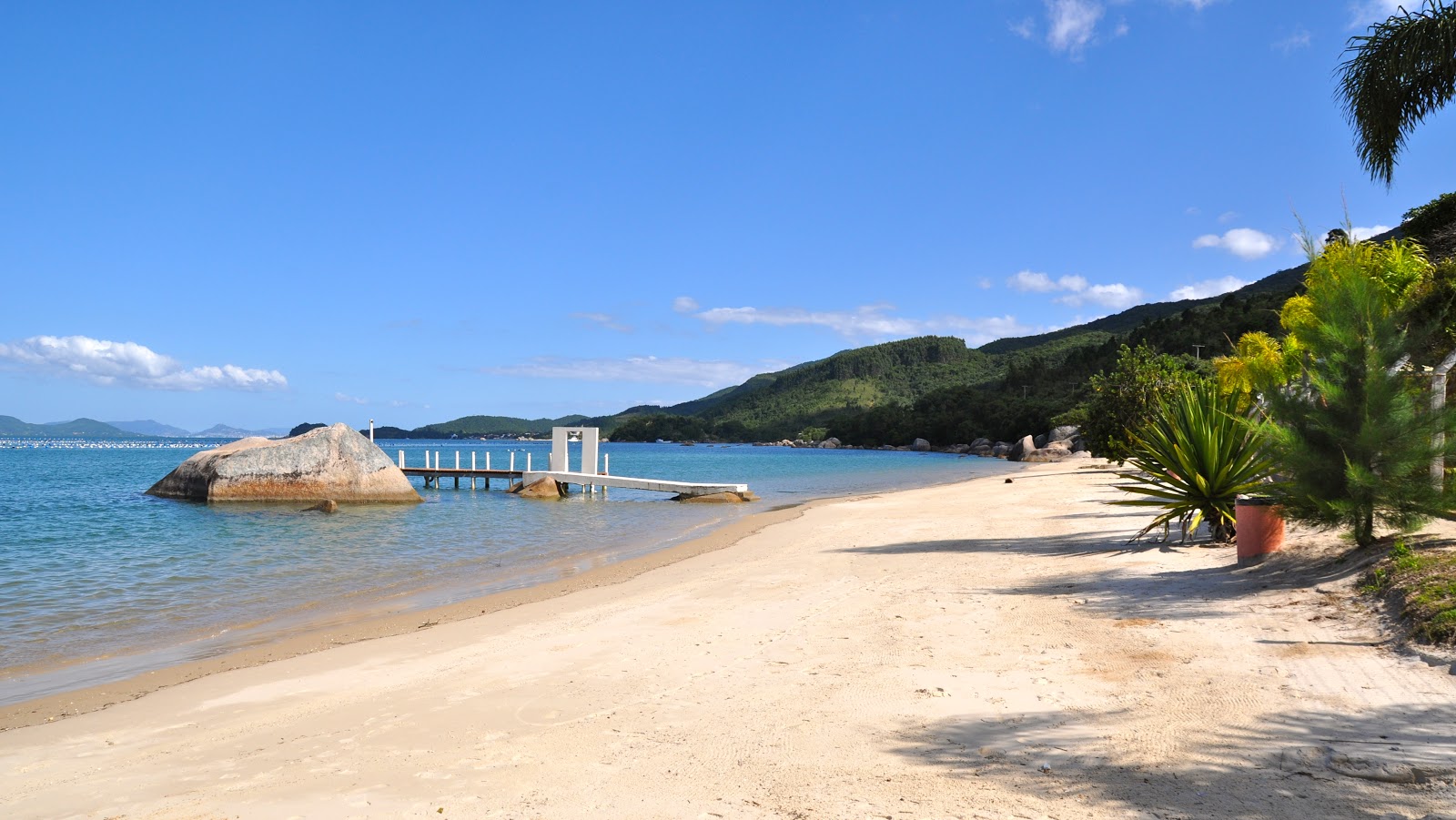 Photo de Praia do Passador avec un rivage spacieux