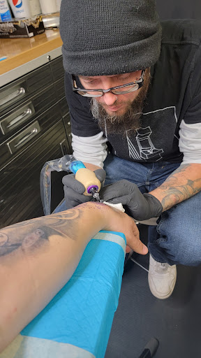 Tattoo Shop «Surreal Tattoo Studio - Kansas City Tattoo Shop», reviews and photos, 1222 W 39th St, Kansas City, MO 64111, USA