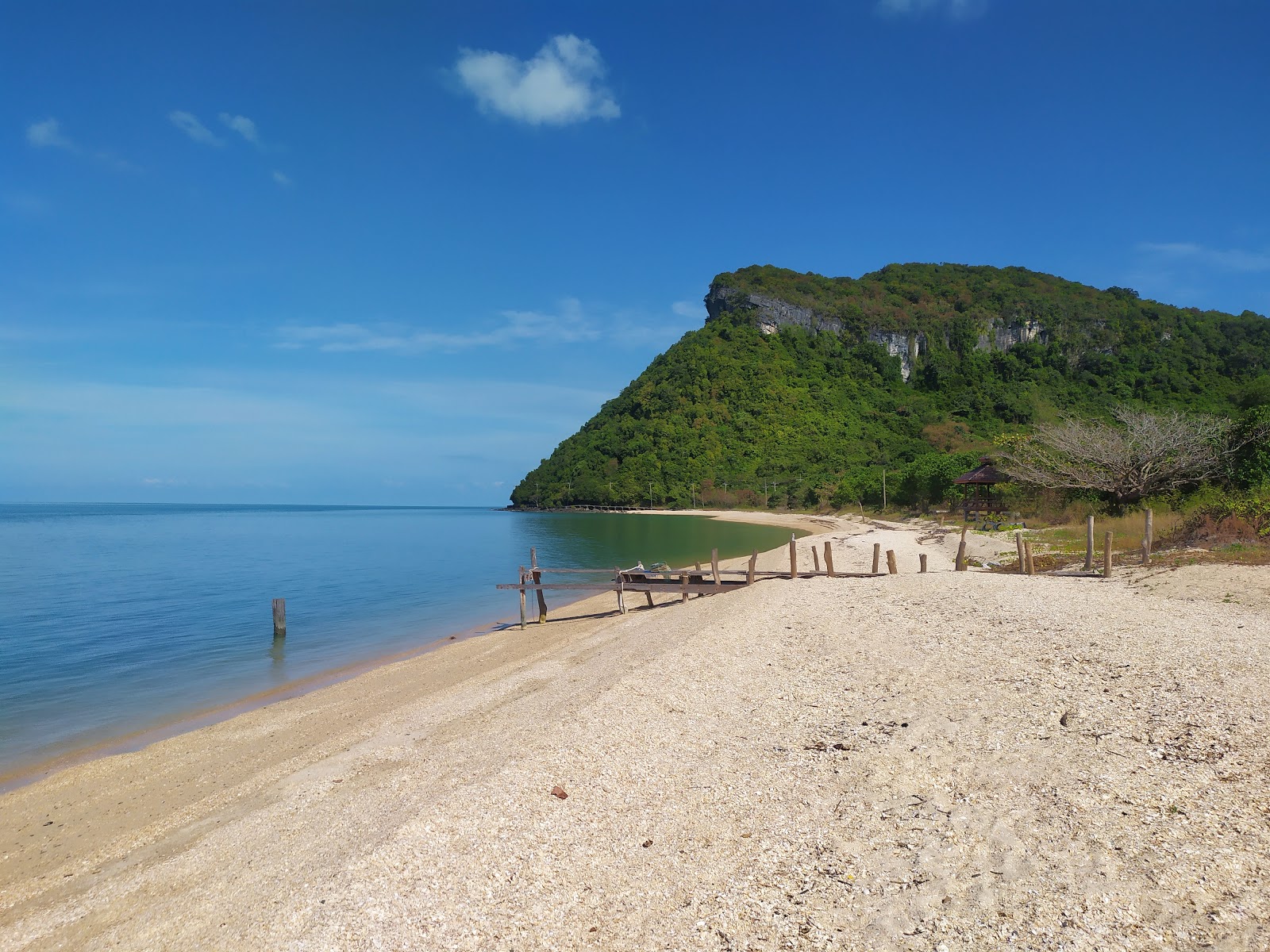 Foto de Ao Thian Beach com areia brilhante superfície