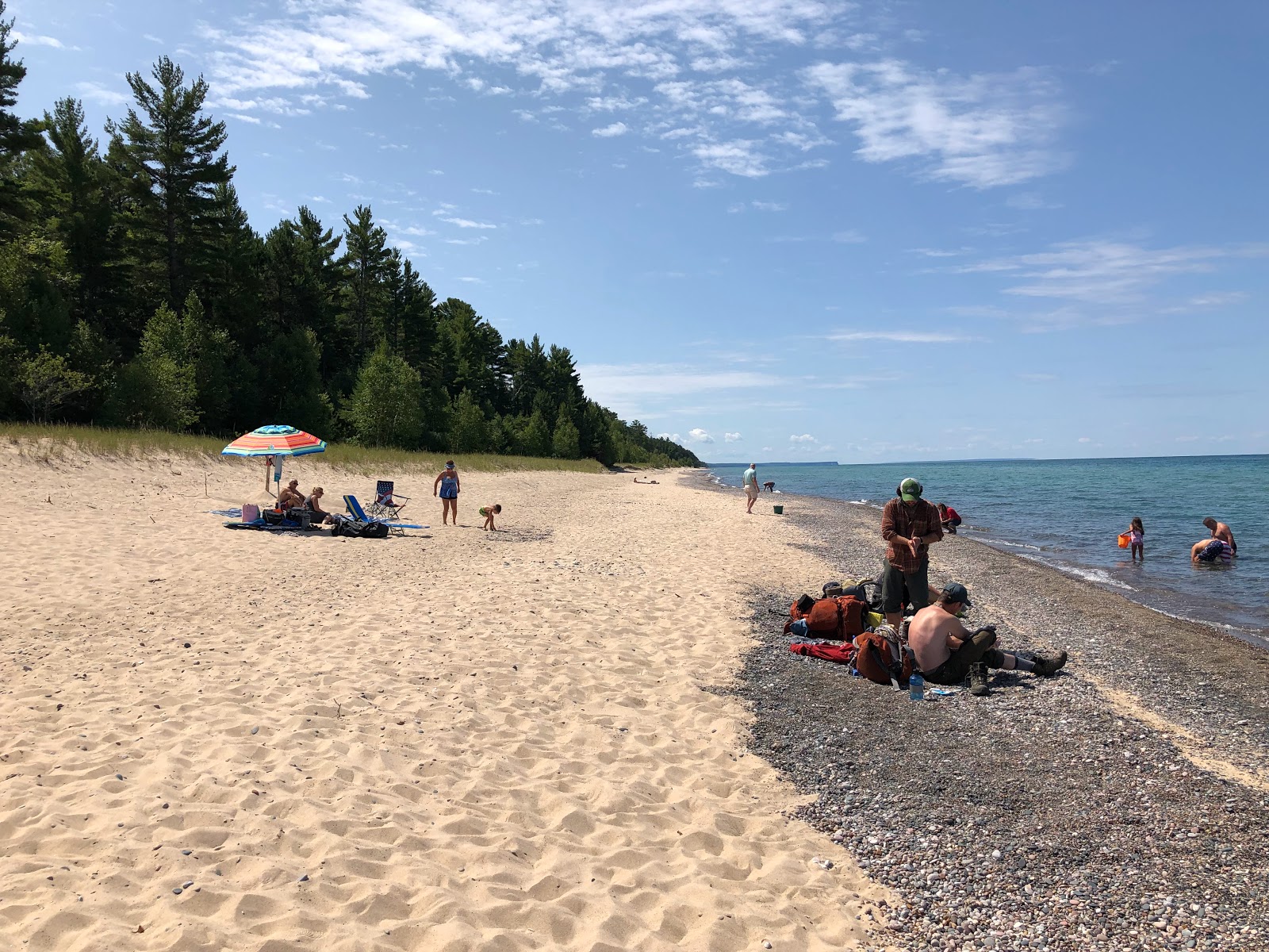 Foto di Twelvemile Beach con una superficie del sabbia con ciottolame