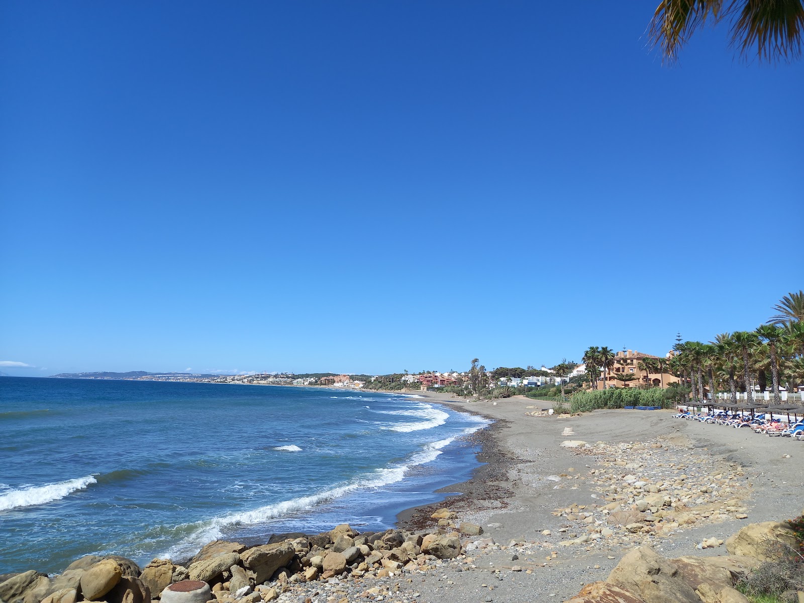 Foto von Playa de Guadalobon mit grauer sand & kiesel Oberfläche