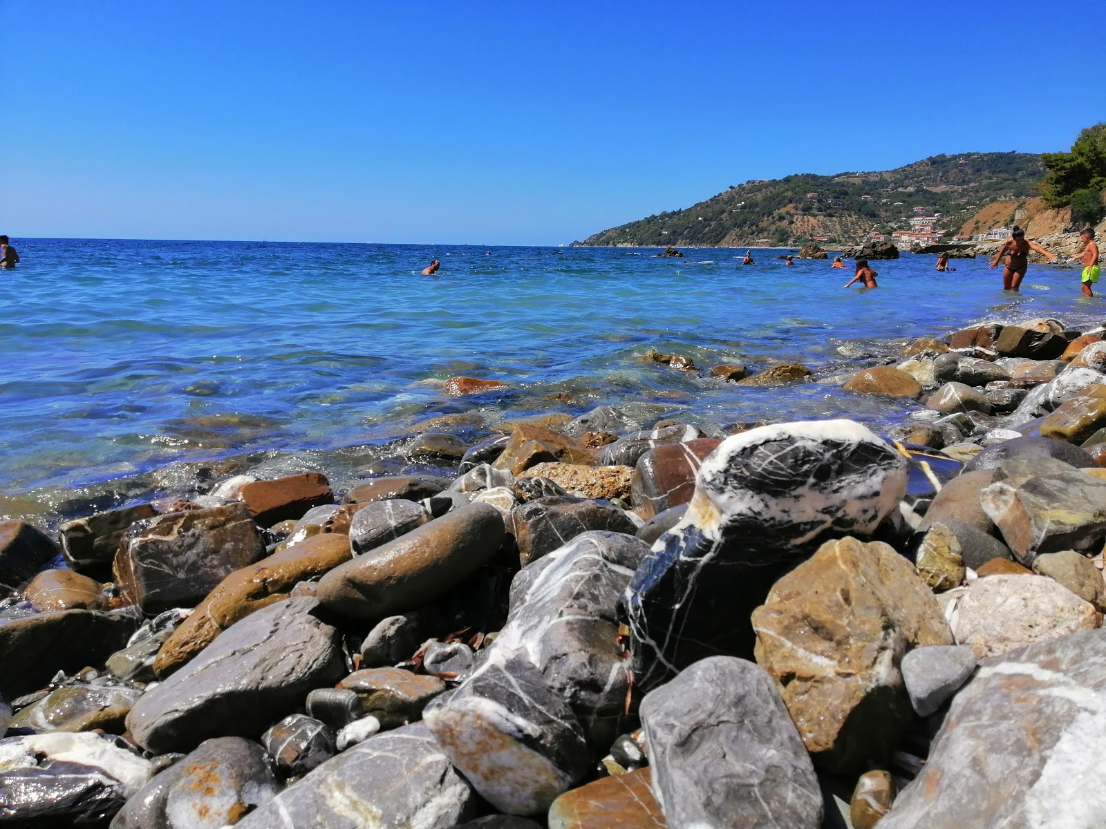 Valokuva Pioppi beach IIista. pinnalla sininen vesi:n kanssa