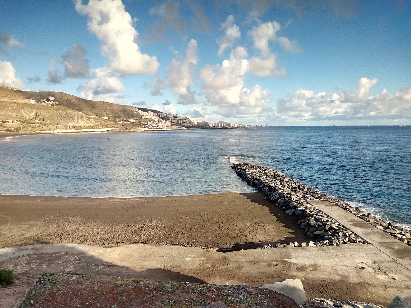 Photo de Playa De La Laja avec sable gris de surface