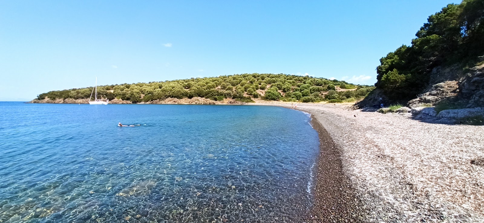 Foto von Ilia's Bay mit beiger kiesel Oberfläche