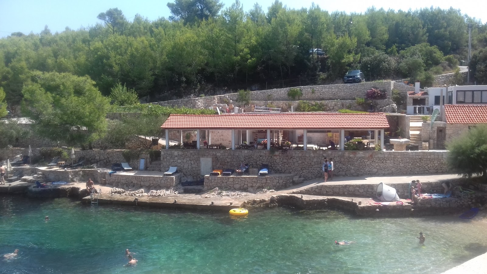 Φωτογραφία του Zastupac beach και η εγκατάσταση