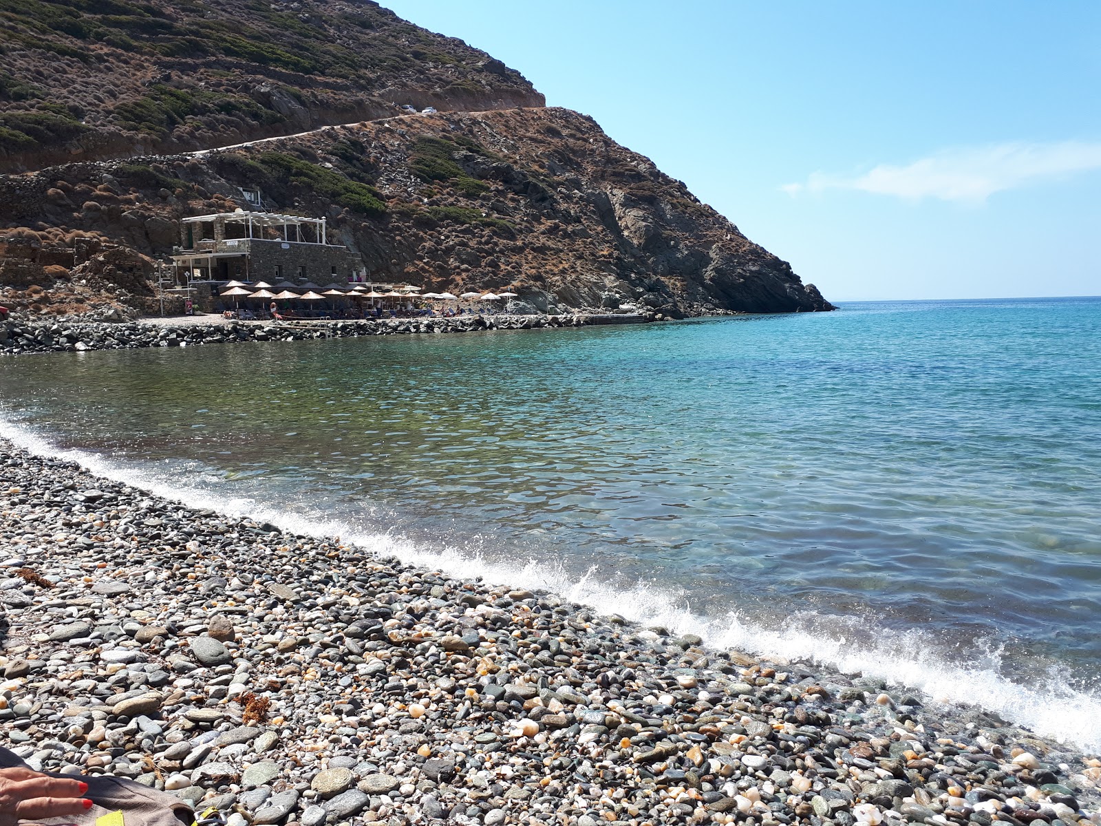 Foto de Vroulidia beach con cala pequeña