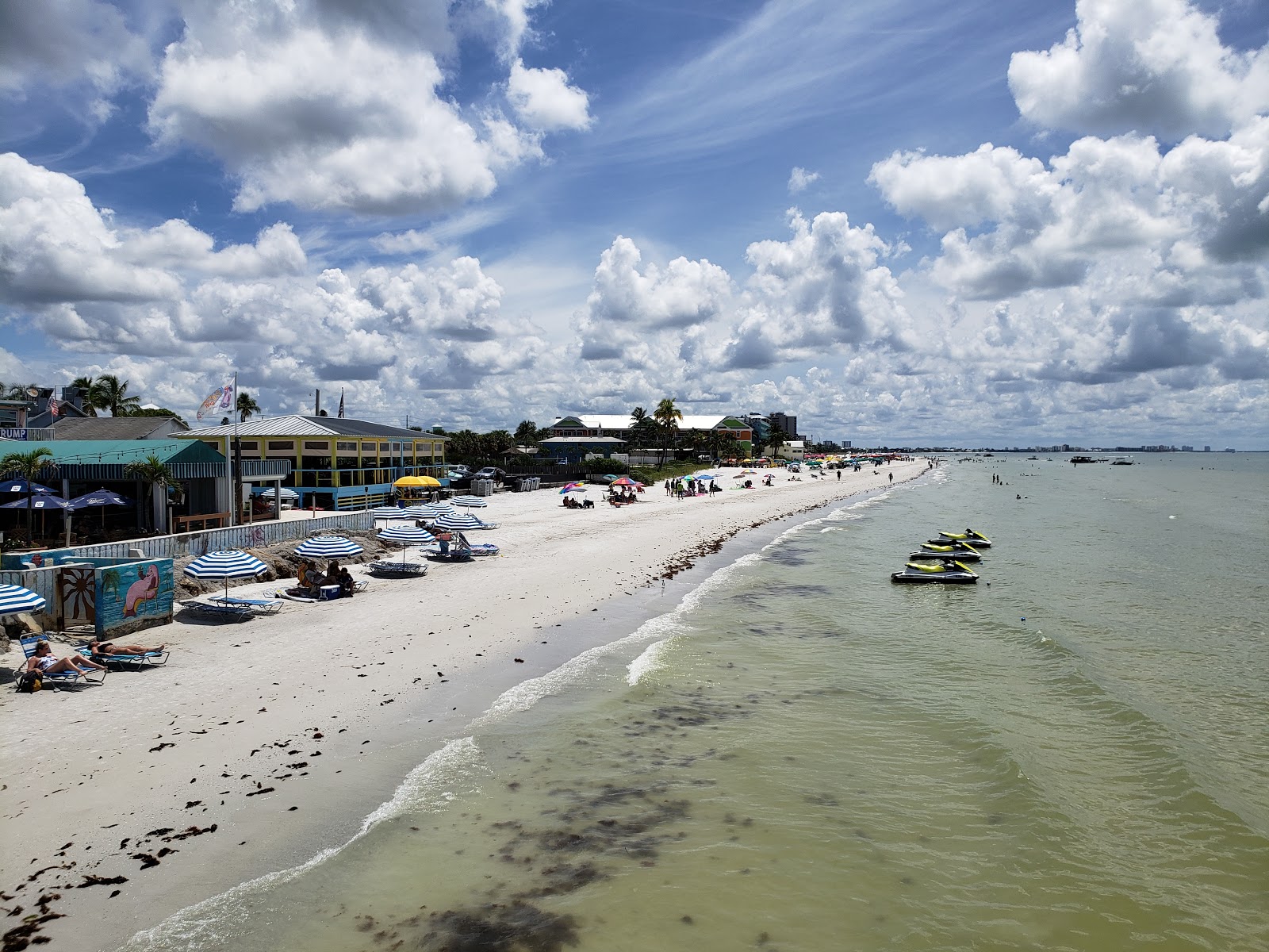 Foto de Fort Myers beach con agua turquesa superficie