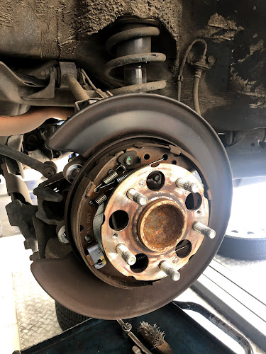 Barão Pneus: Auto Center - Oficina Mecânica Automóveis - Revenda Pneus Pirelli - Cristo Rei - Comércio de pneu