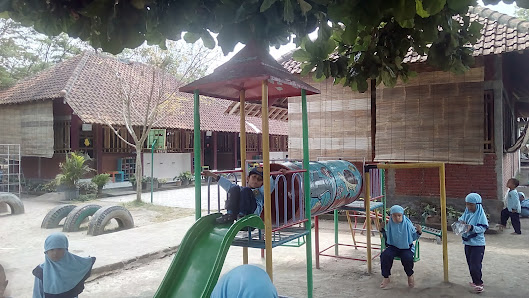 Taman bermain - TK Yaa Bunayya Hidayatullah Jogja