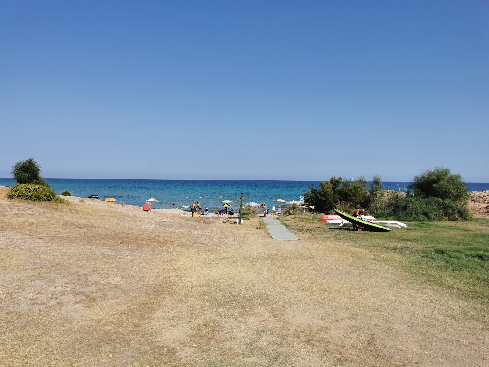 Pinus Village Beach'in fotoğrafı uçurumlarla desteklenmiş