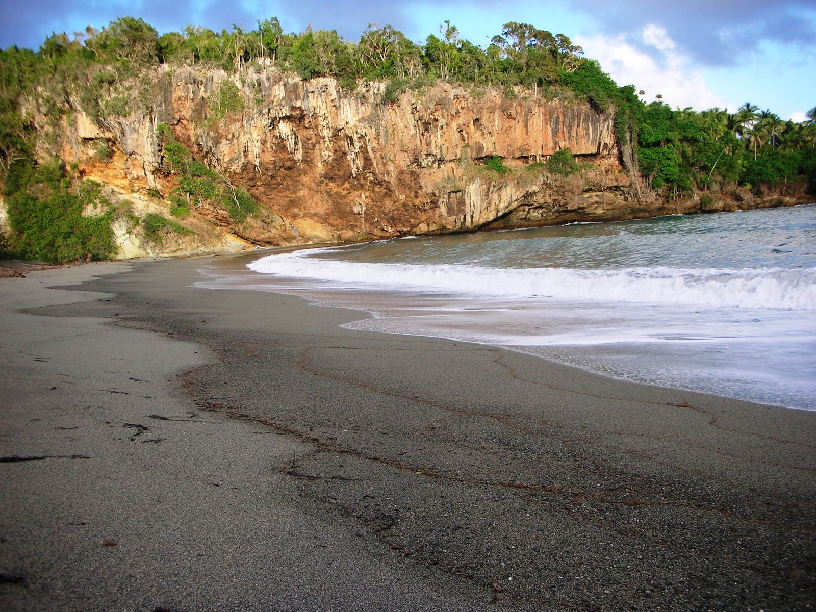 Foto de Playa de Cayogüín con pequeños guijarros grises superficie