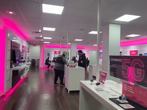 Cell Phone Store «T-Mobile», reviews and photos, 21545 Northern Blvd, Bayside, NY 11361, USA