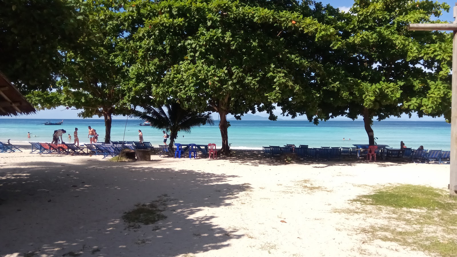 Foto di Spiaggia di Loh Moo Dee sorretto da scogliere