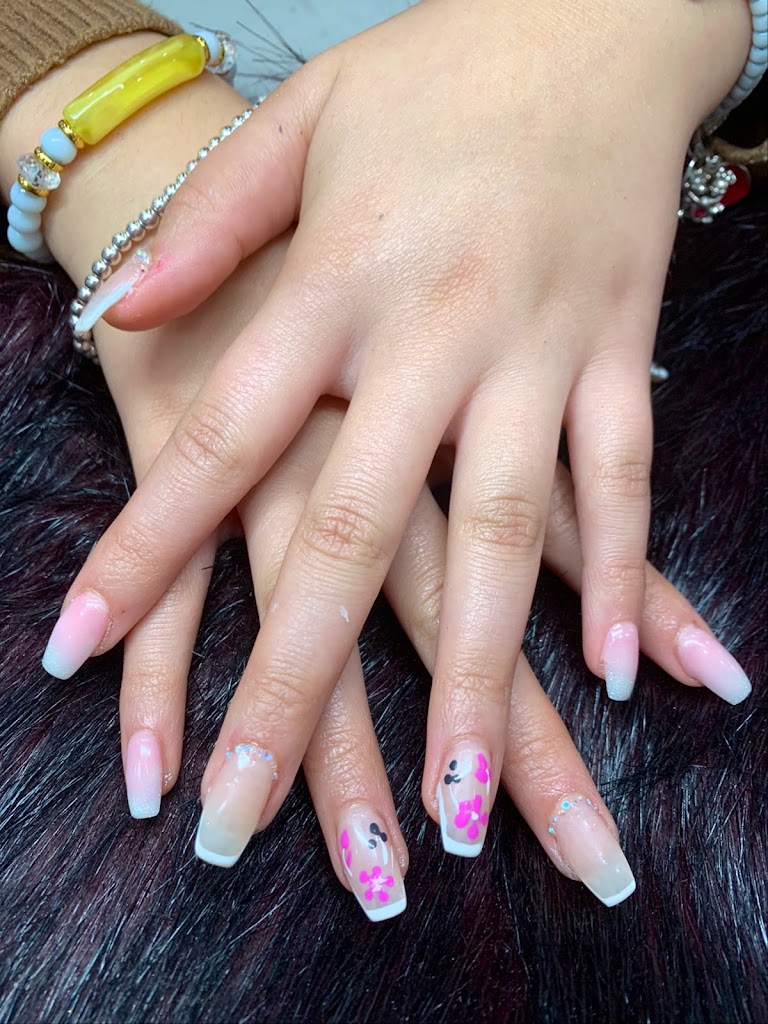 Raffine Nail & Spa 22003