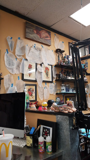 Tattoo Shop «A1 Tattoo Co», reviews and photos, 6805 N Oak Trafficway, Gladstone, MO 64118, USA