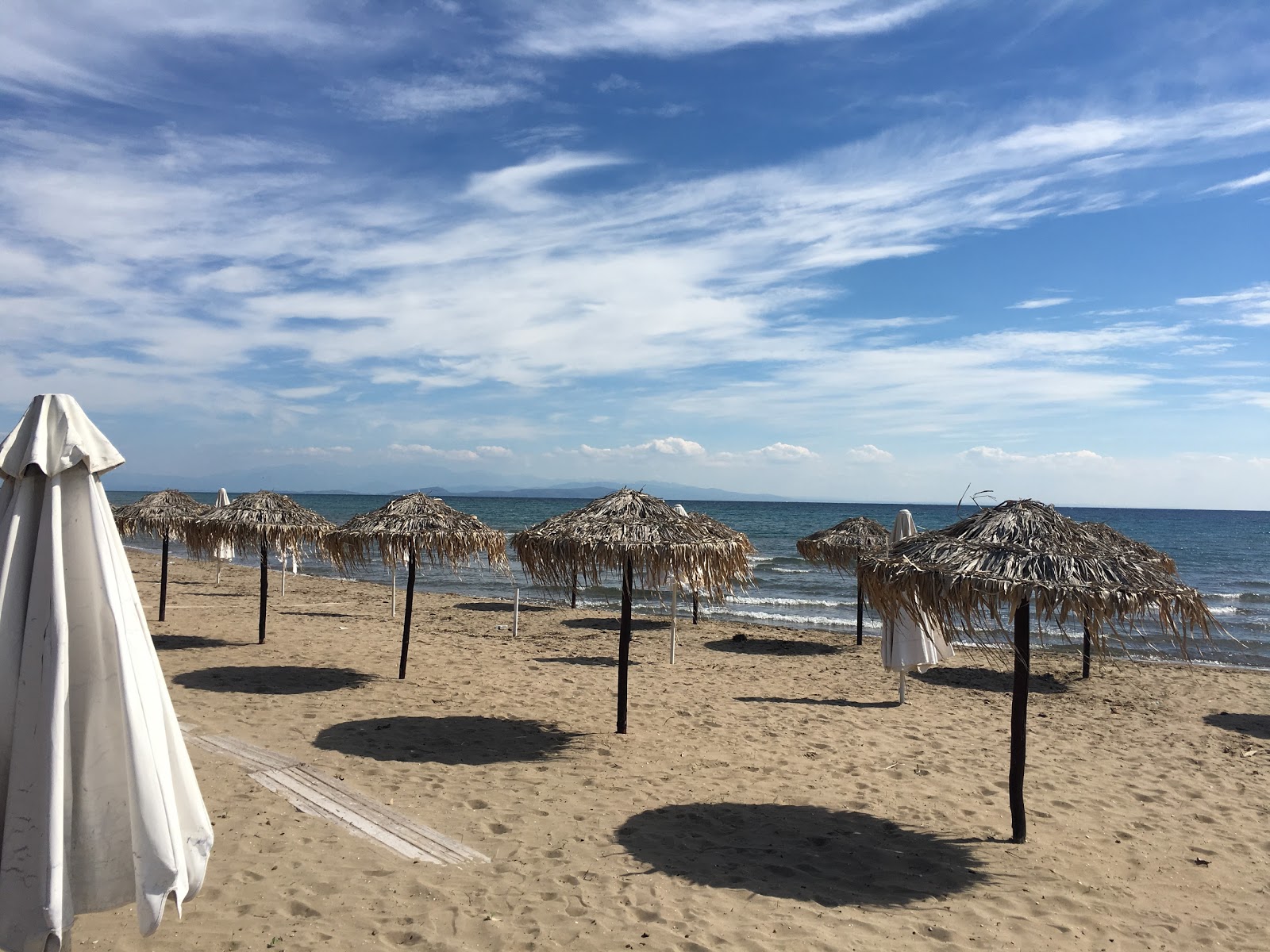 Foto af Louros beach med grønt vand overflade