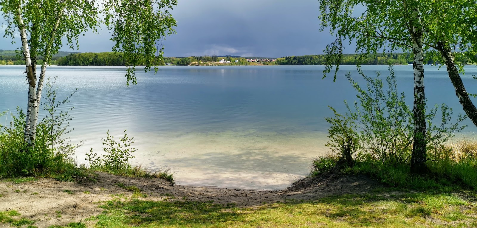 Foto von Badestrand mit heller sand Oberfläche