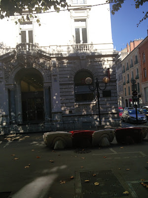 Caisse d'Epargne Chambery Colonne à Chambéry