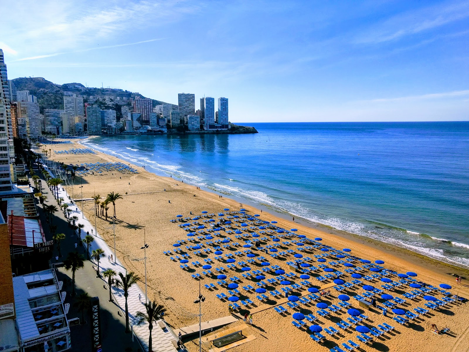 Foto av Levante strand med blått vatten yta