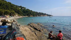 Foto di White Jean beach e l'insediamento
