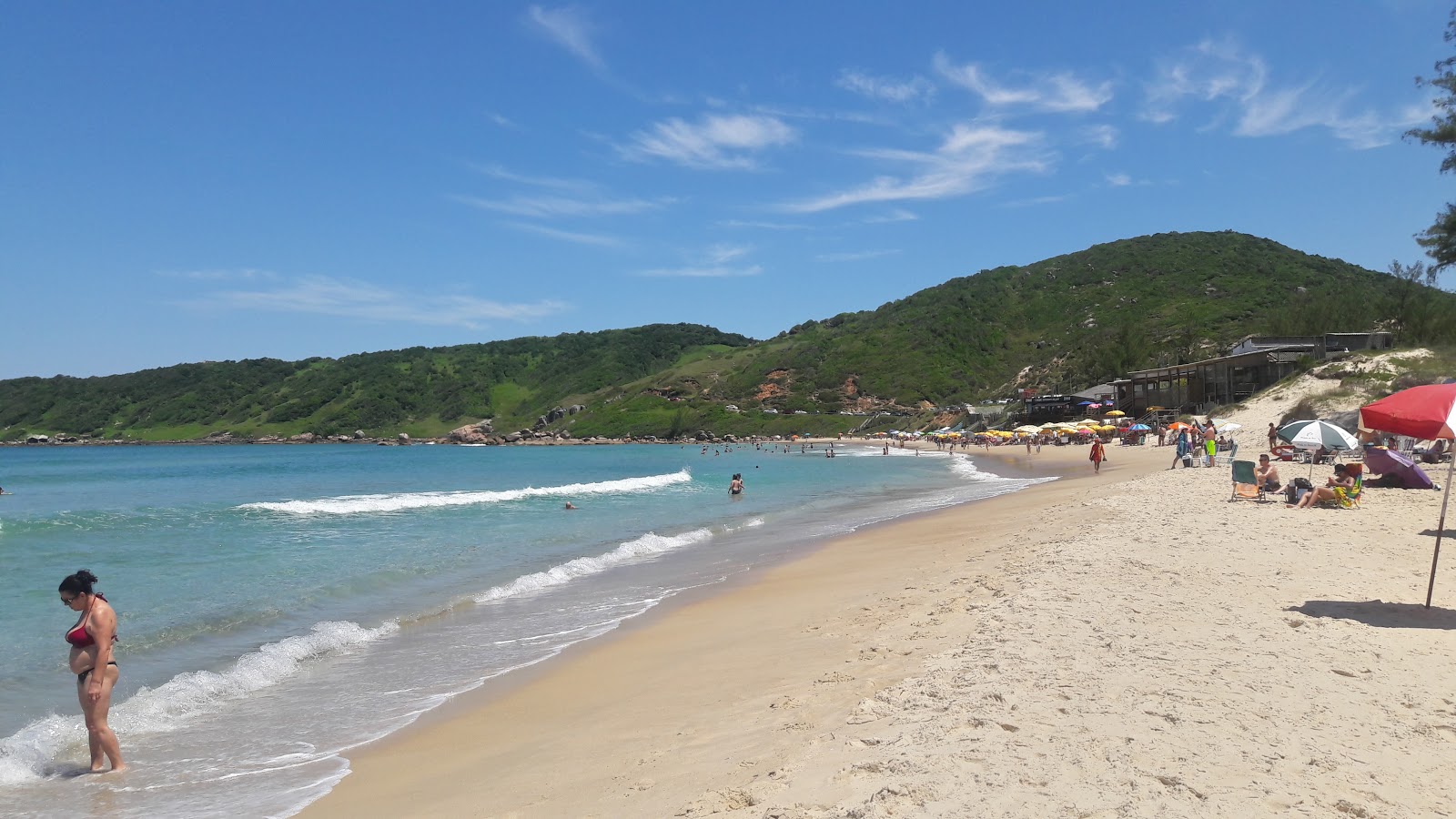 Φωτογραφία του Praia do Rosa με φωτεινή λεπτή άμμο επιφάνεια