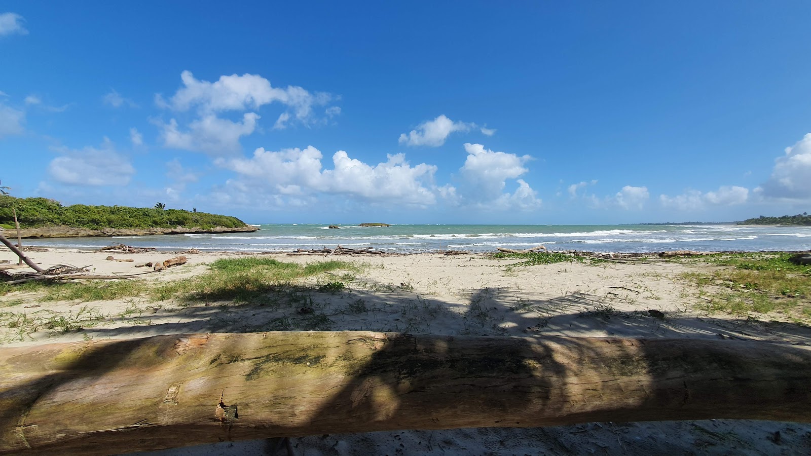Foto di Playa Linda en Loiza con una superficie del sabbia beige fine