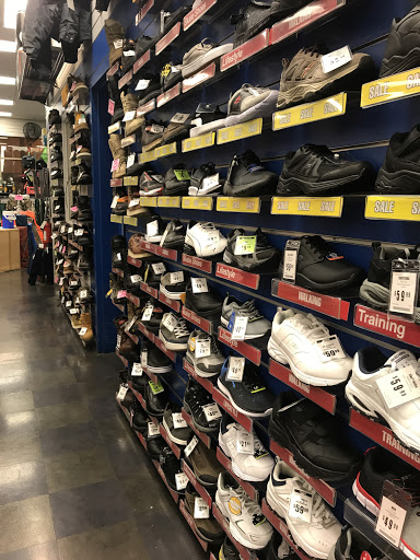 Sporting Goods Store «Big 5 Sporting Goods - Long Beach (4Th Street)», reviews and photos, 205 E 4th St B-115, Long Beach, CA 90802, USA