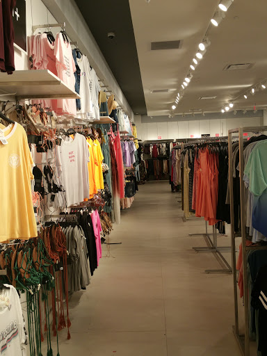 Clothing Store «F21 RED», reviews and photos, 620 Centerview Blvd, Kissimmee, FL 34741, USA