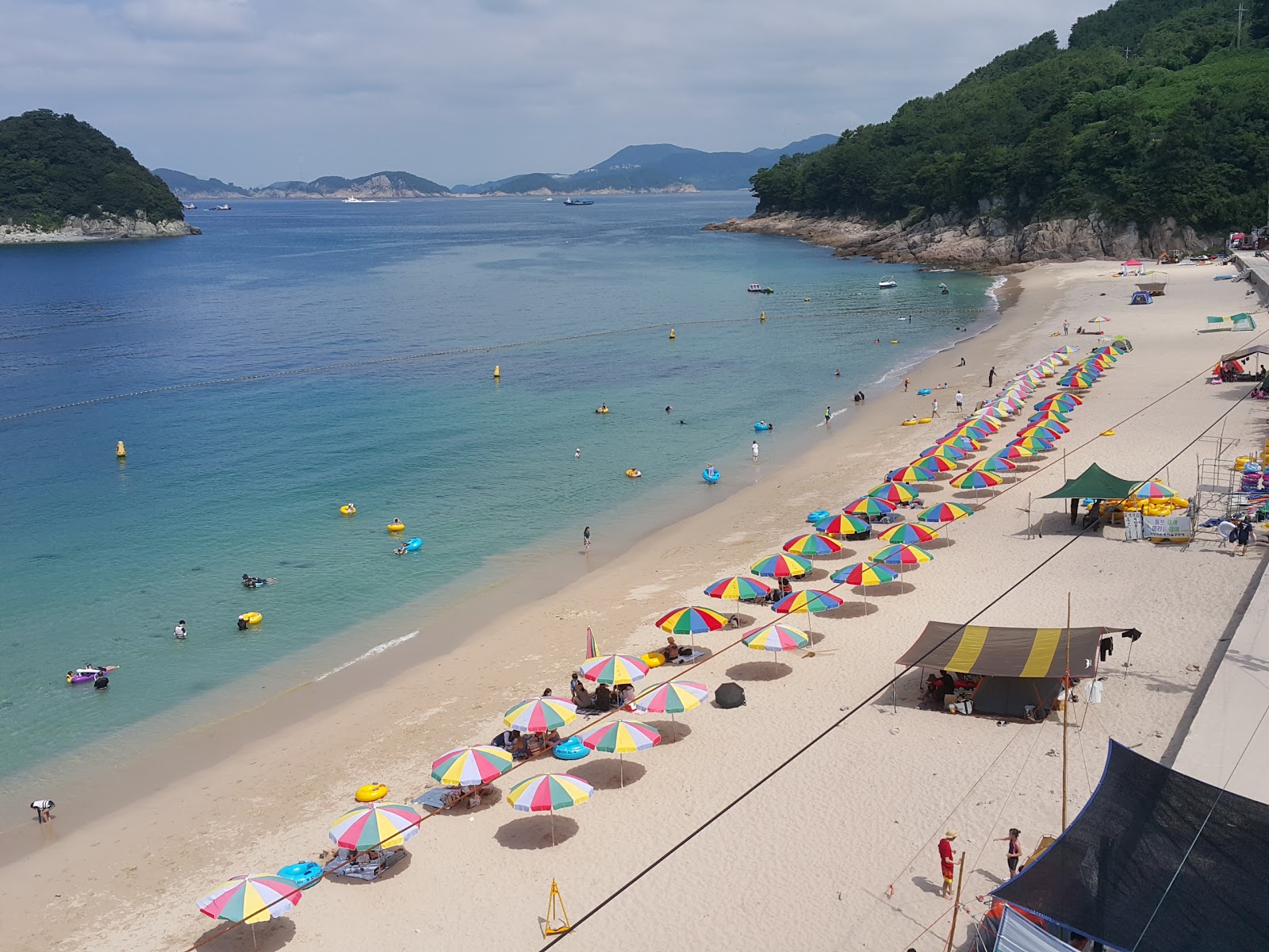 Foto de Bijindo Beach e o assentamento