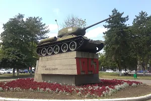 Monument "Tank T-34" Zashchitnikam I Osvoboditelyam Goroda Nal'chika Ot Nemetsko-Fashistskikh Zakhvatchikov image