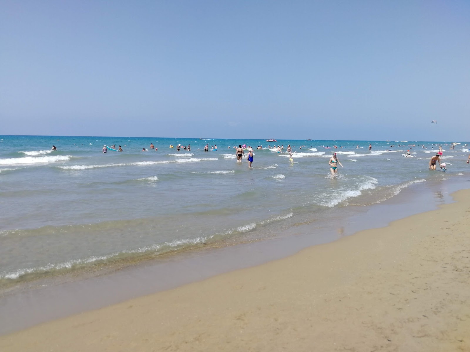 Foto di Kumkoy beach con costa lunga e dritta