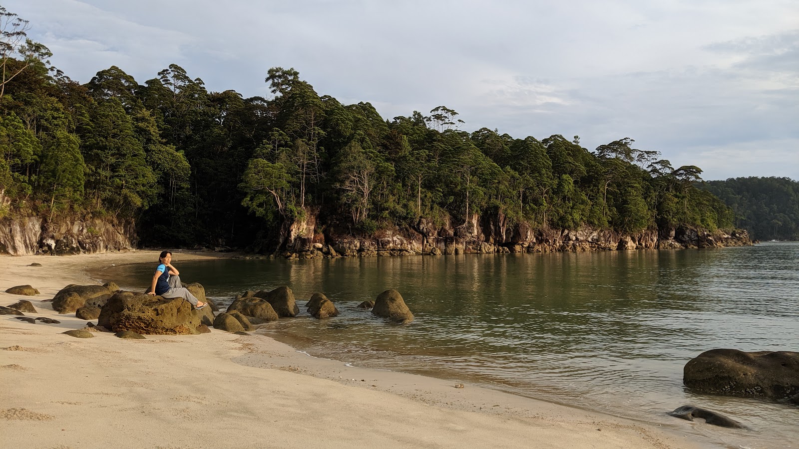 Foto von Telok Limao Beach mit grünes wasser Oberfläche