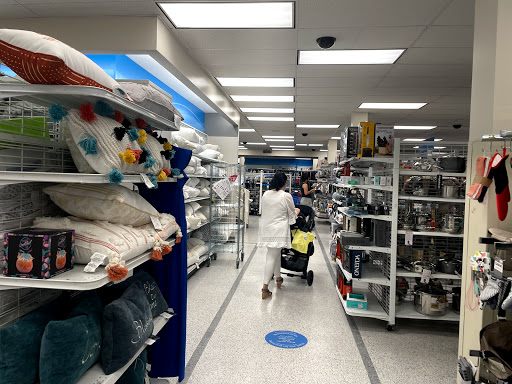 Clothing Store «Ross Dress for Less», reviews and photos, 349 N San Fernando Blvd, Burbank, CA 91502, USA