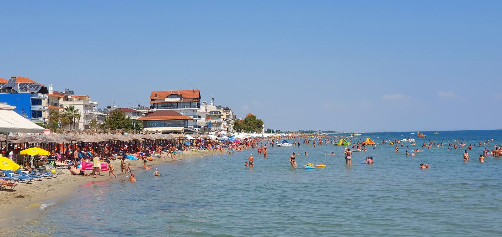 Nepheli beach'in fotoğrafı geniş bir kıyı şeridi ile birlikte