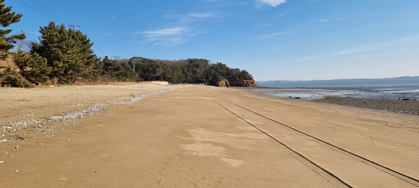 Foto von Ongam Beach mit beiger sand Oberfläche