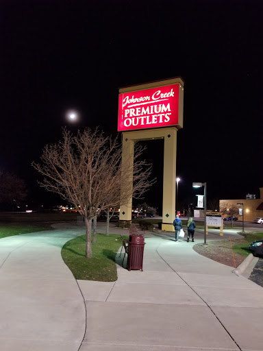 Shopping Mall «Johnson Creek Premium Outlets», reviews and photos, 575 Linmar Ln, Johnson Creek, WI 53038, USA