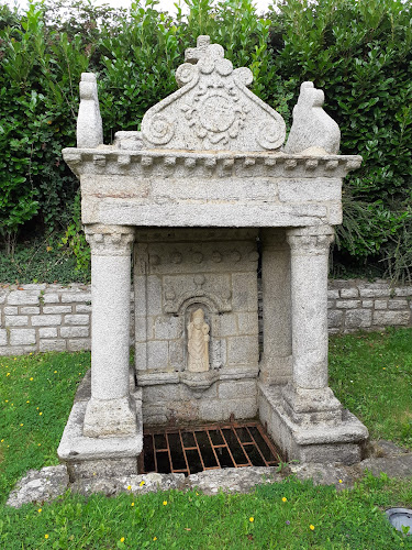 Fontaine Saint- Servais et son lavoir à La Trinité-Surzur