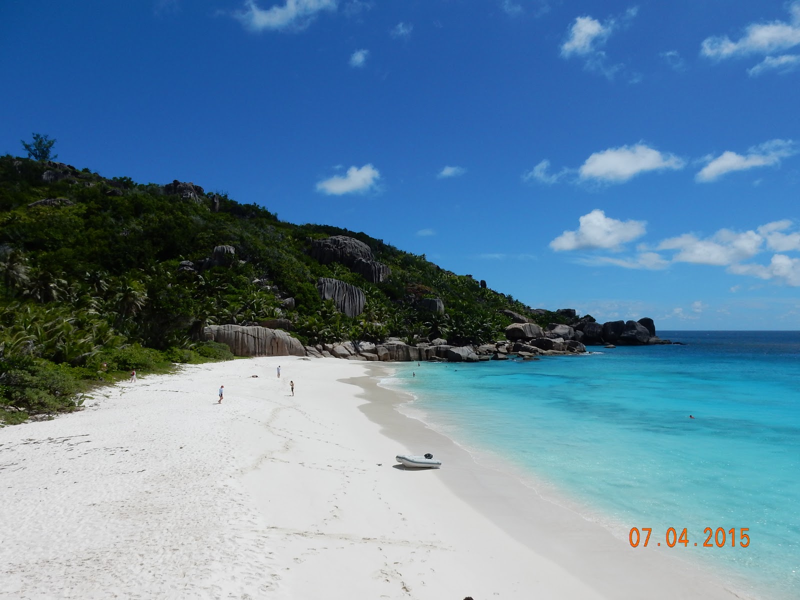Foto von Grande Soeur Strand mit feiner weißer sand Oberfläche