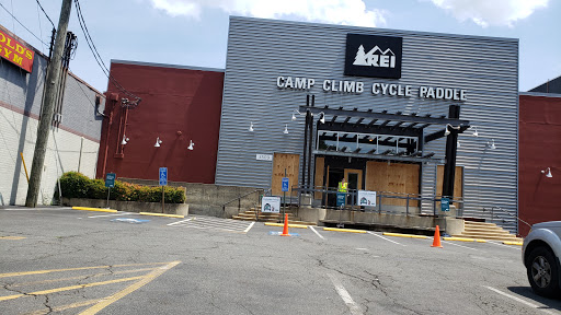 REI, 3509 Carlin Springs Rd, Falls Church, VA 22041, USA, 