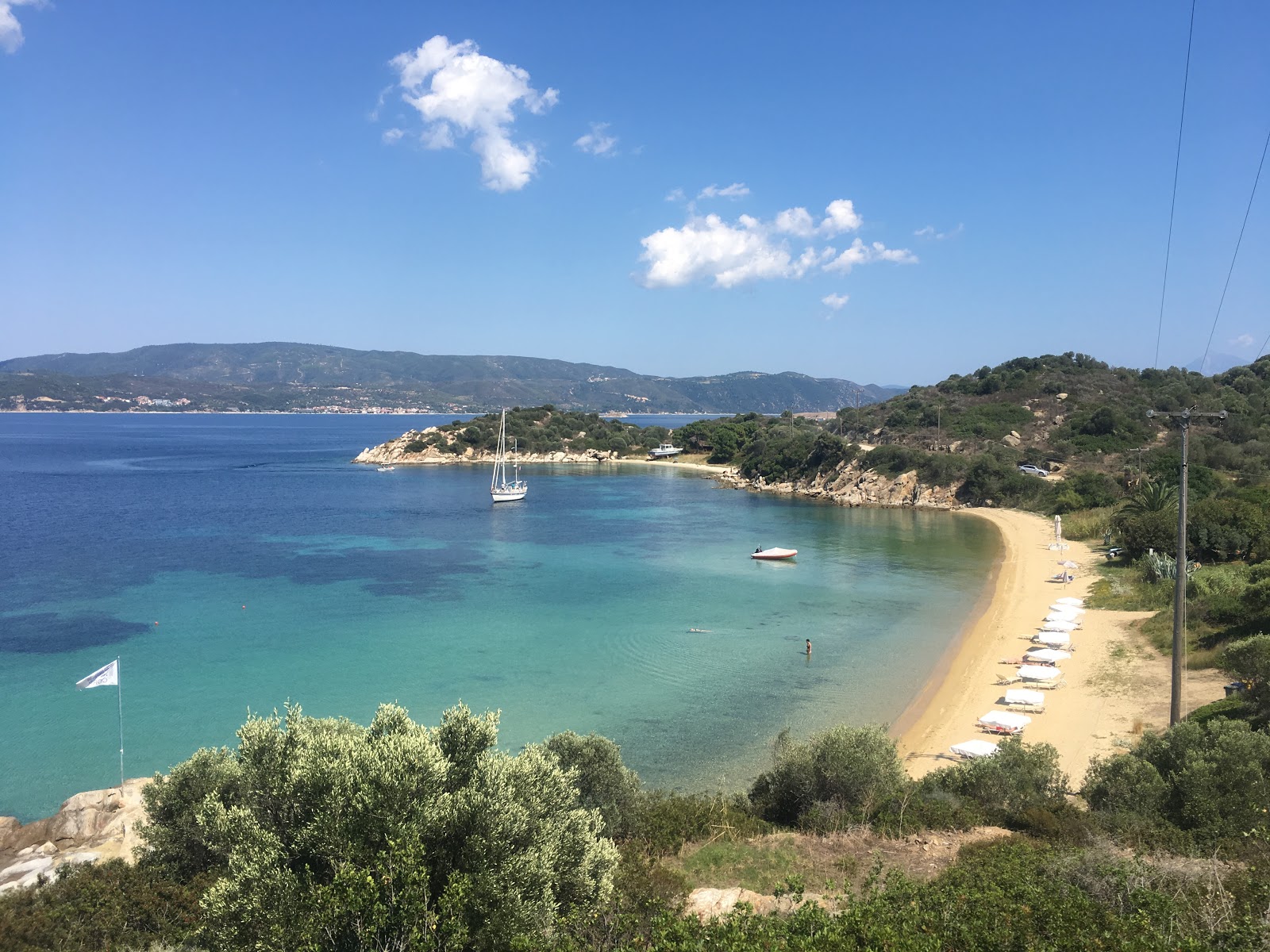 Fotografie cu Golden beach cu o suprafață de nisip beige