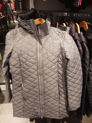 Clothing Store «The North Face», reviews and photos, 4848 Bethesda Ave, Bethesda, MD 20814, USA
