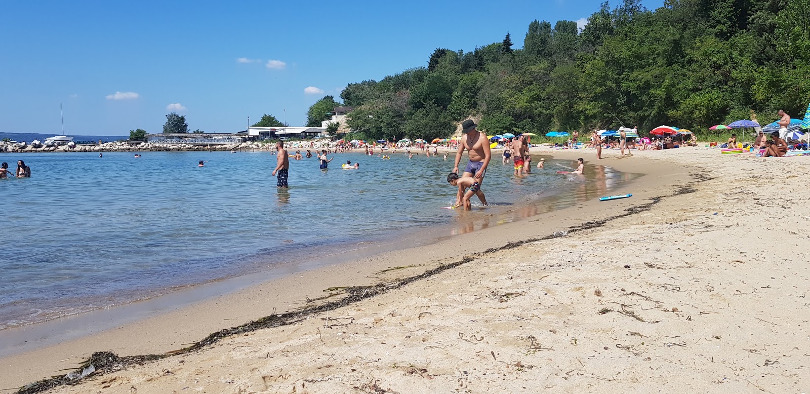 Foto de Trakata beach com areia brilhante superfície