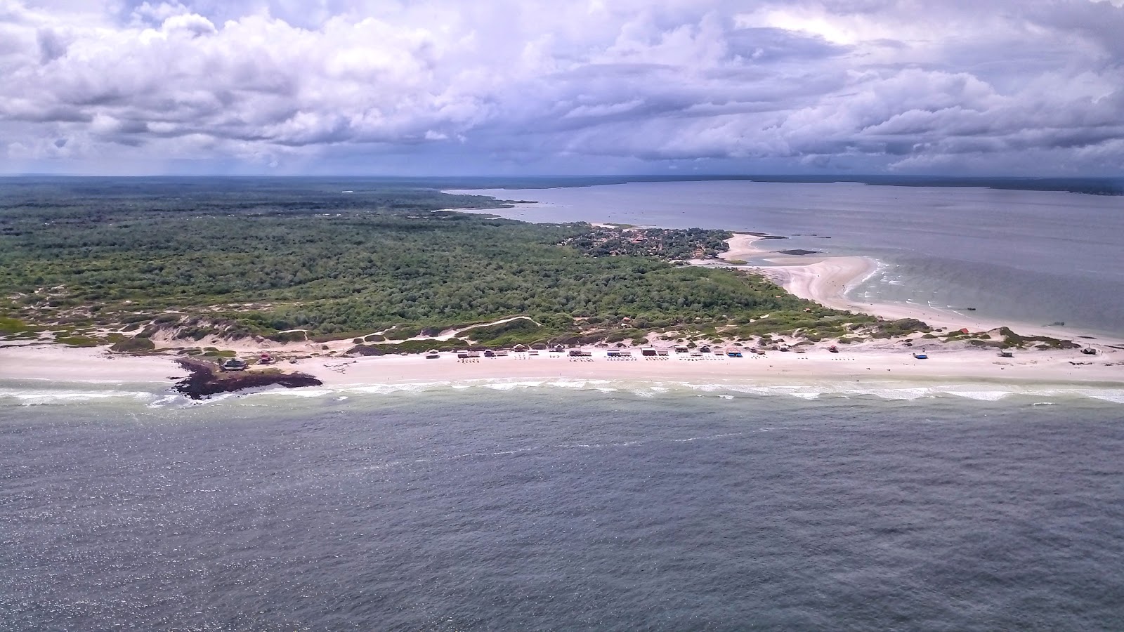 Foto van Praia do Algodoal met turquoise puur water oppervlakte