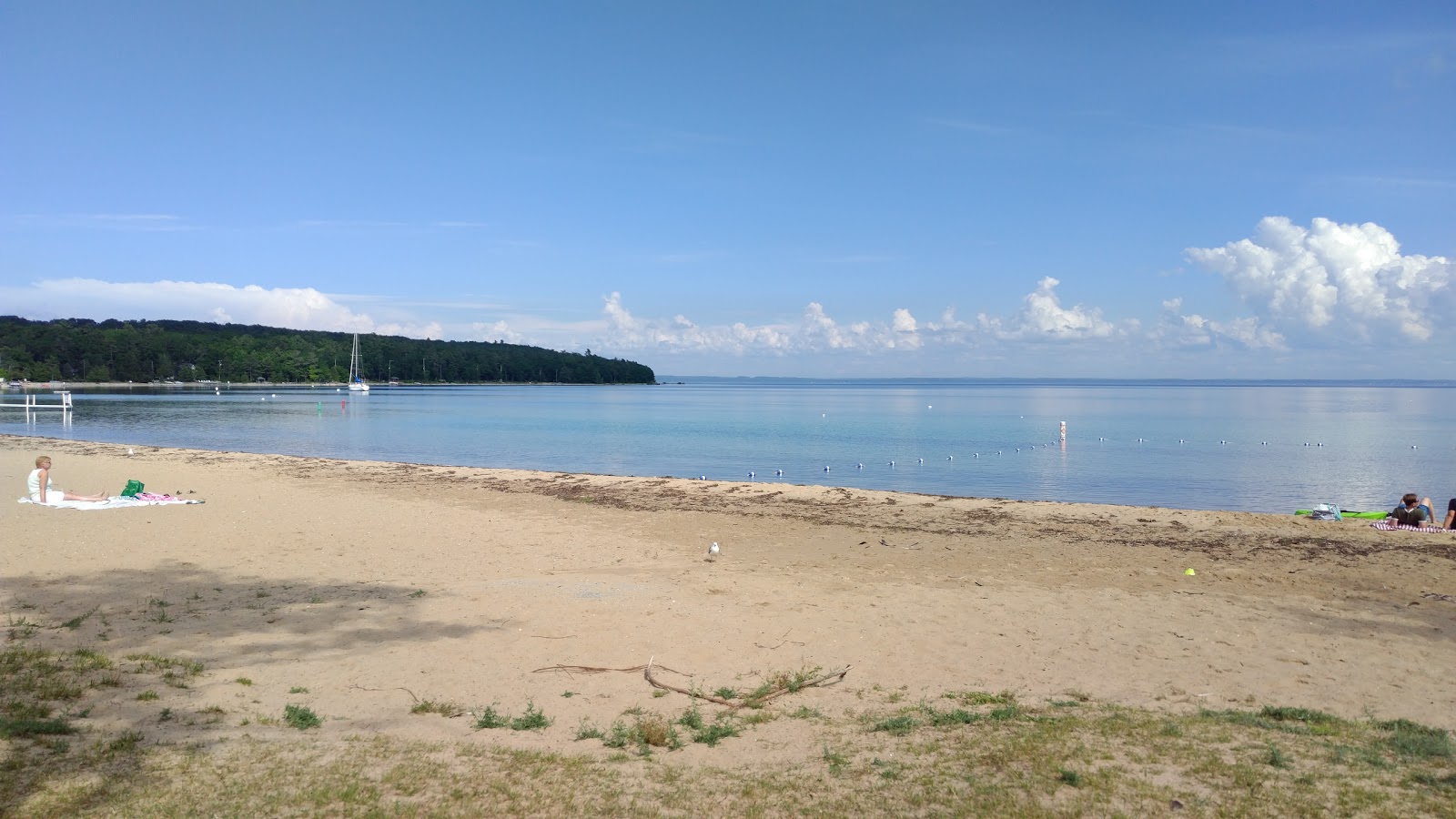 Haserot Beach的照片 带有碧绿色纯水表面