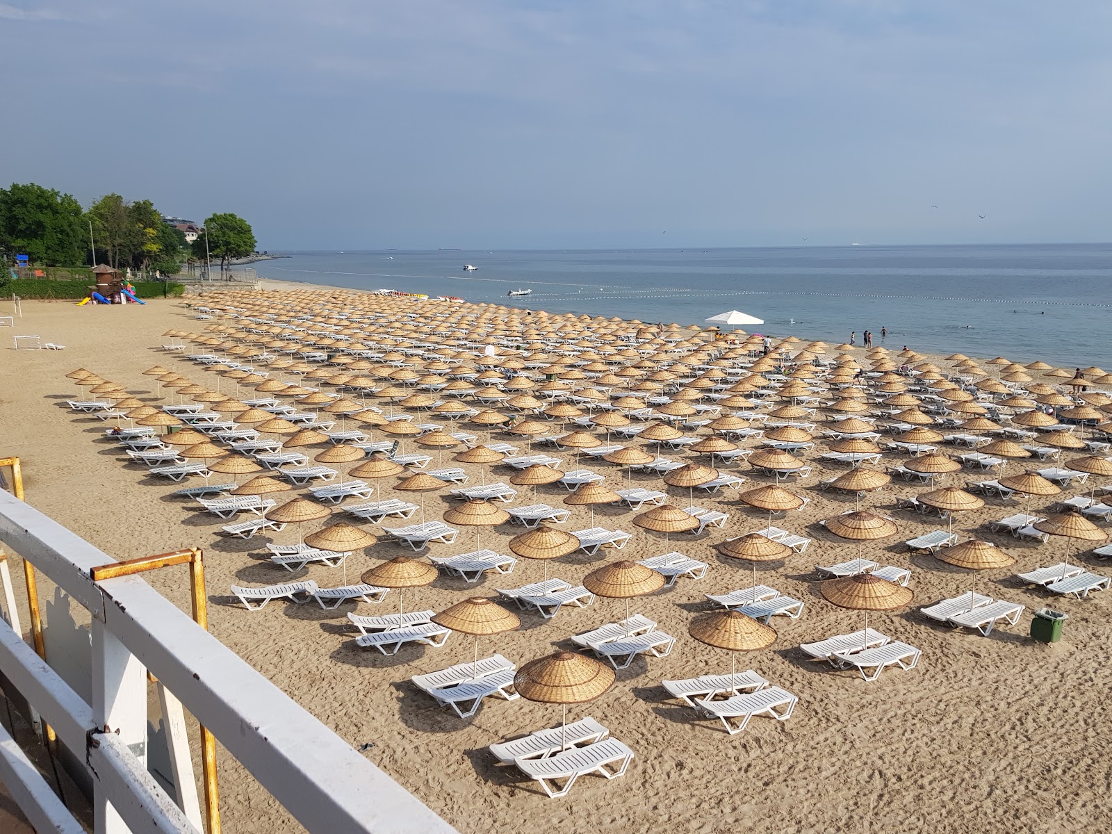 Foto von Strand von Florya Gunes mit heller sand Oberfläche