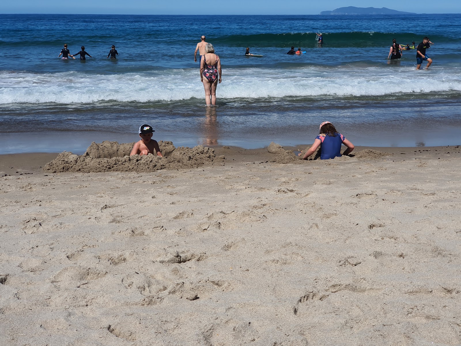 Foto von Whiritoa Beach und seine wunderschöne Landschaft